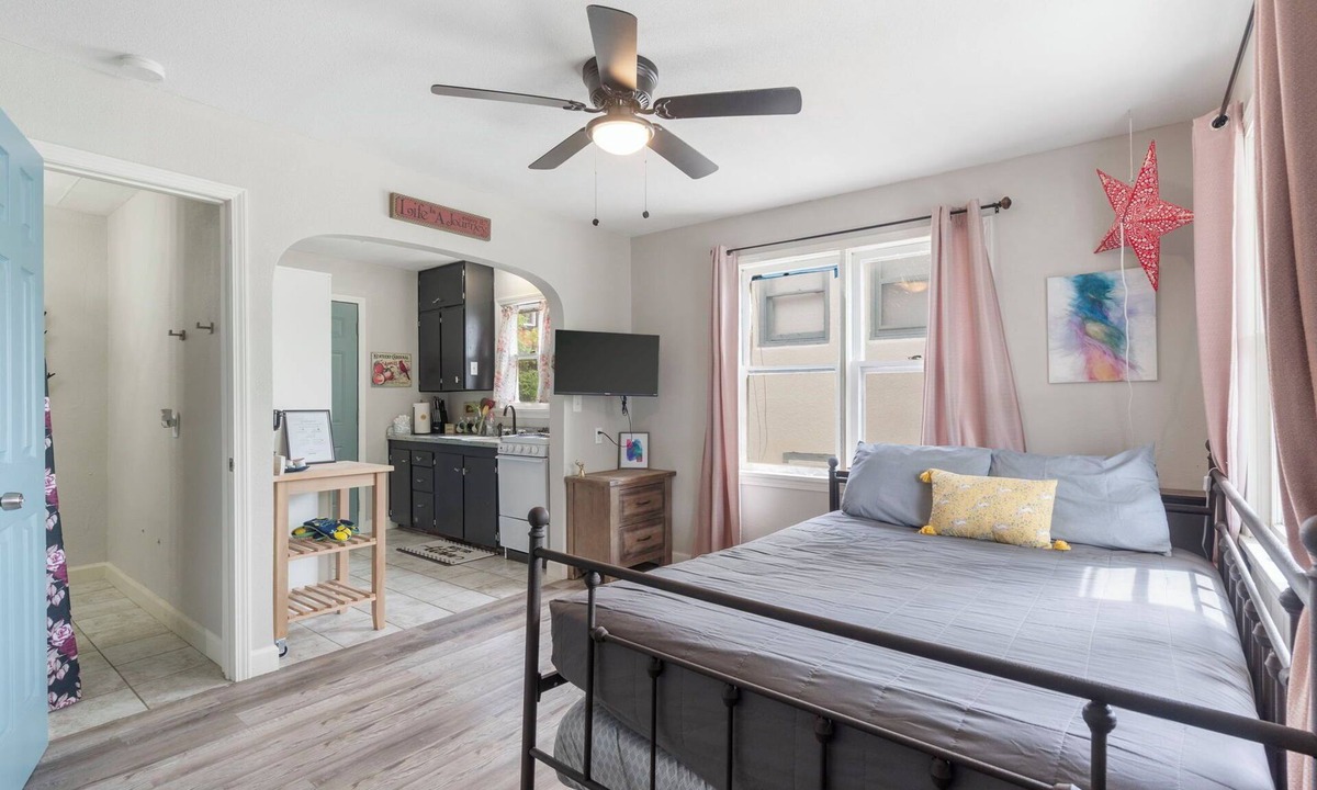 Rockaway Beach Cottage | Herons Lake View Hideaway