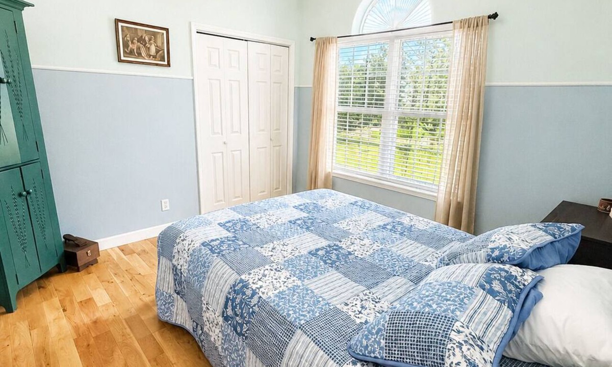 St. Robert House | Hillside Hideaway is a spacious five-bedroom retreat nestled in a quiet neighborhood in St. Robert, Missouri, just minutes from Fort Leonard Wood