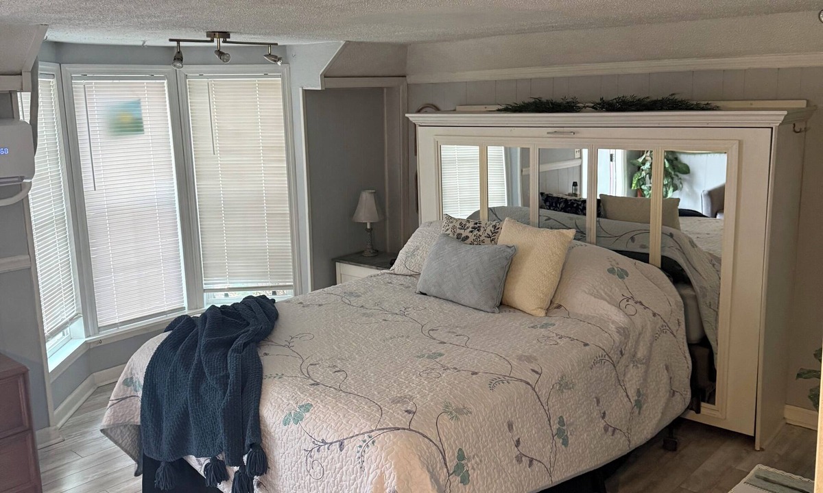 Shelbyville Cottage | Hilltop Cottage Peaceful Escape Near Nashville Perfect for Couples & Pets