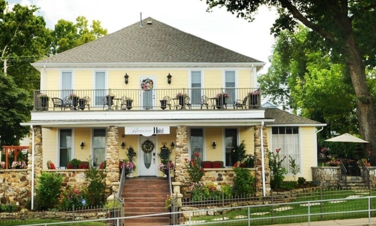 Downtown Branson Hotel | Historic Boutique Hotel
