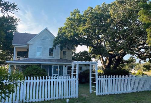 Harkers Island House | Historic Old Oak Cottage-Great water views!