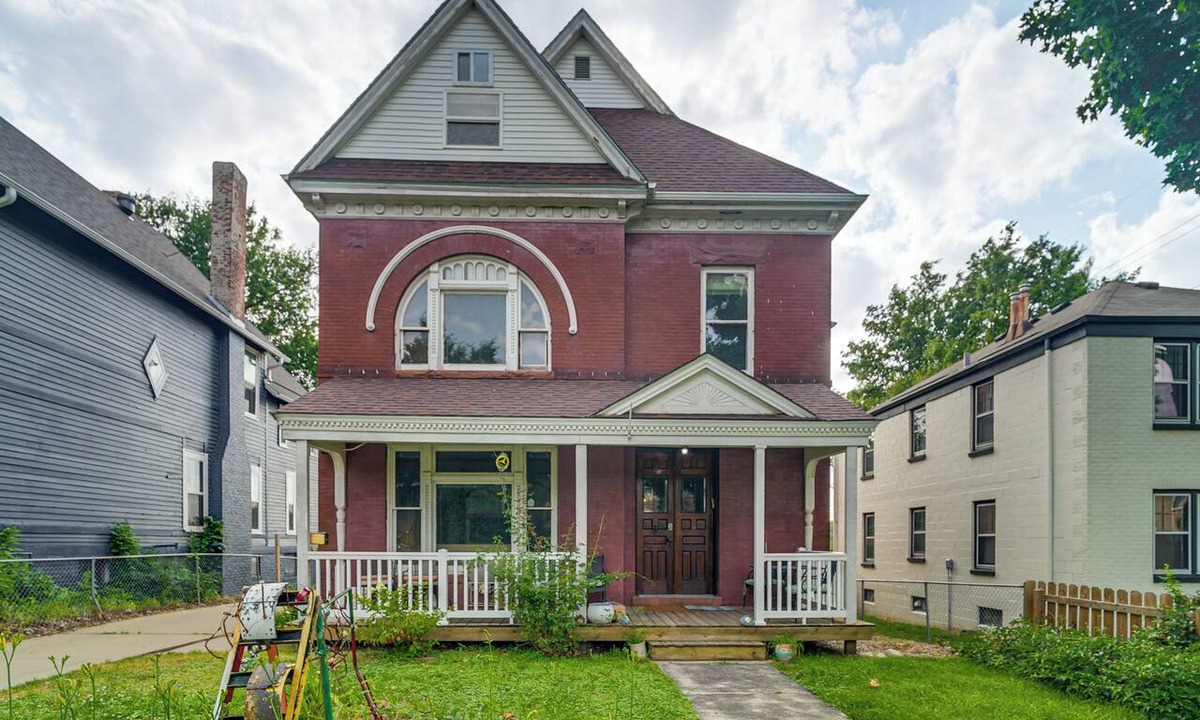 Southeast Omaha House | Historic Queen Anne Omaha Home in Field Club