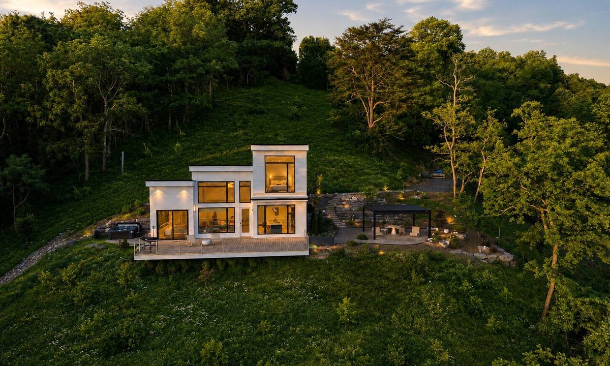 Marshall House | Hobbit | Mountain-view 2BR retreat with hot tub, deck, and full kitchen.