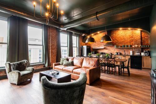Downtown Louisville Apartment | Hollyhock Suite 402
