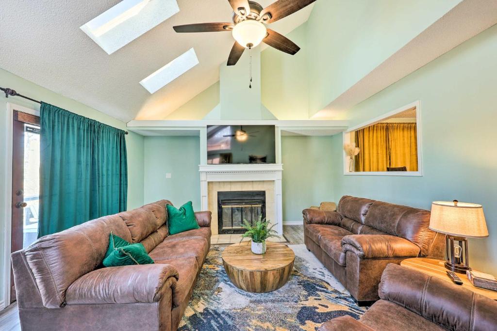 Mid America House | Hot Springs Getaway w/Beautiful Lake Views!