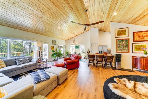 Buechel House | Hot Tub, Deck & Fire Pit: Chic Louisville Home!