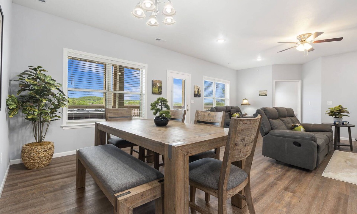 Branson West Condo | Hot Tub, Golf Course On Site, Arcade, Pvt Deck- HighEnd Decor! Bright Floorplan