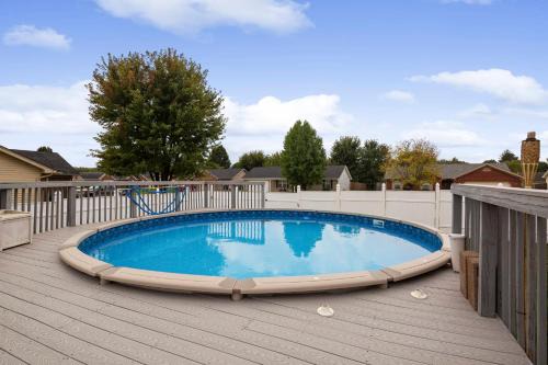 Jeffersonville House | Hot Tub Hideaway 3 BR
