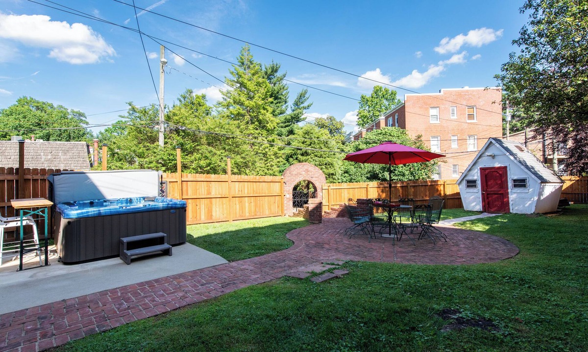 Cherokee Triangle House | Hot tub, Highlands-Restaurant Row Churchill Downs, Zoo, Bellarmine, Downtown
