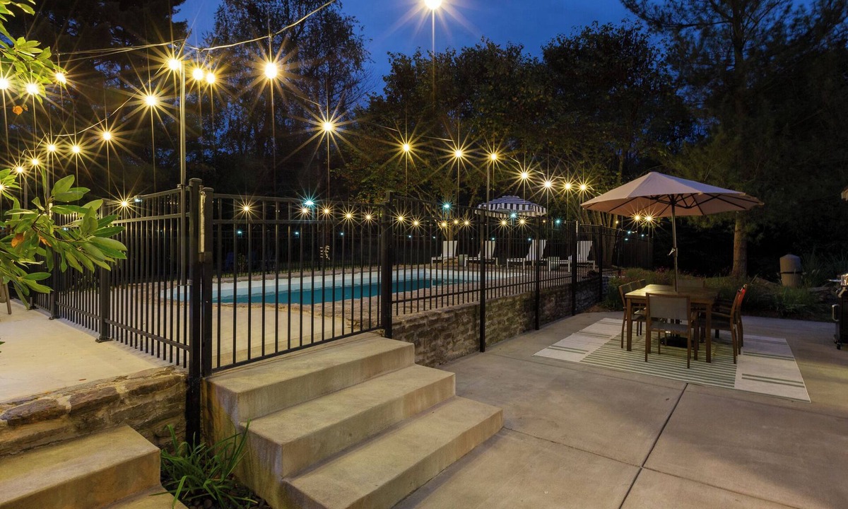 Shelbyville House | Hot Tub, Pool, Fully Loaded, 10 min to Bulleit Distillery, Between LOU and LEX.