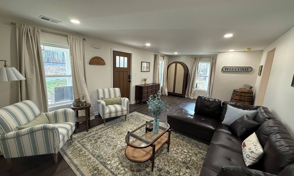 Coxs Creek House | Hot Tub- Sleeps 8- Bourbon Trail- Historic Home