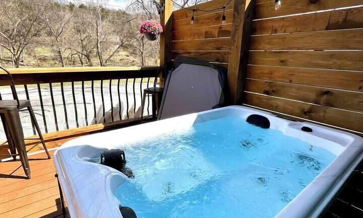 Branson Hotel | Hot Tub Suite at a Vintage Motel (21)