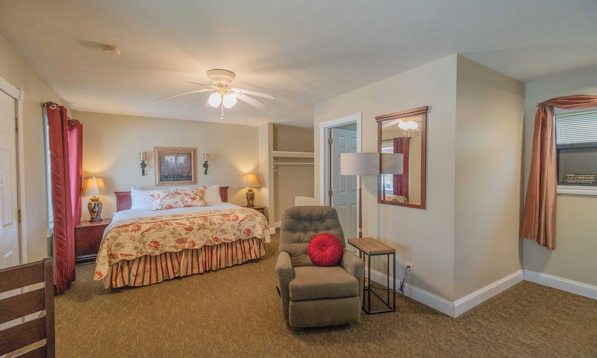 Yellville Hotel | Hotel w/Gorgeous Views, Pool, Firepit: King Suite