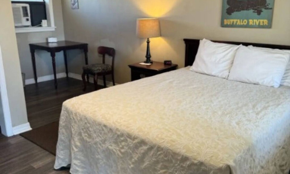 Yellville Hotel | Hotel w/Gorgeous Views, Pool, Firepit: Queen