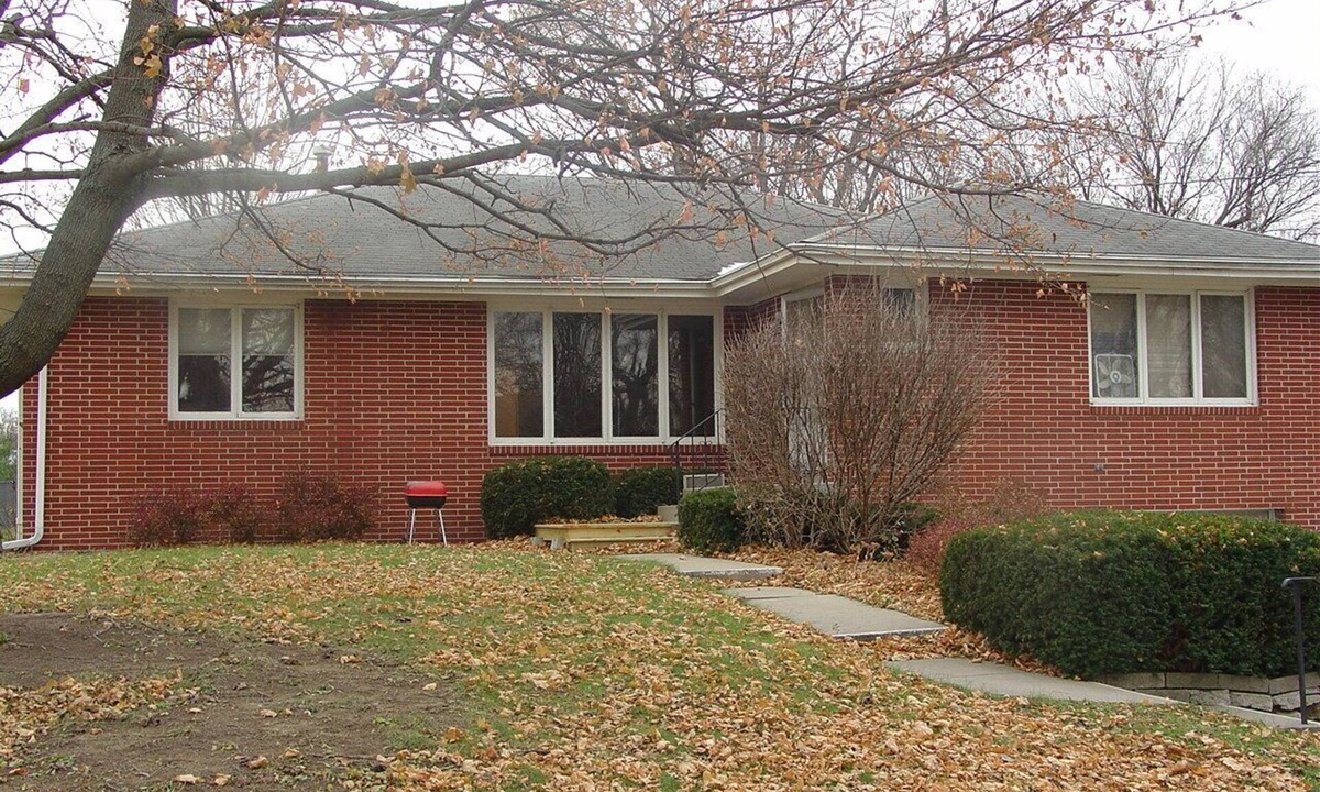 West Des Moines House | HUGE 7 Bedroom 3 Bathroom Brick Home with rates as Low as $30 per Bedroom !