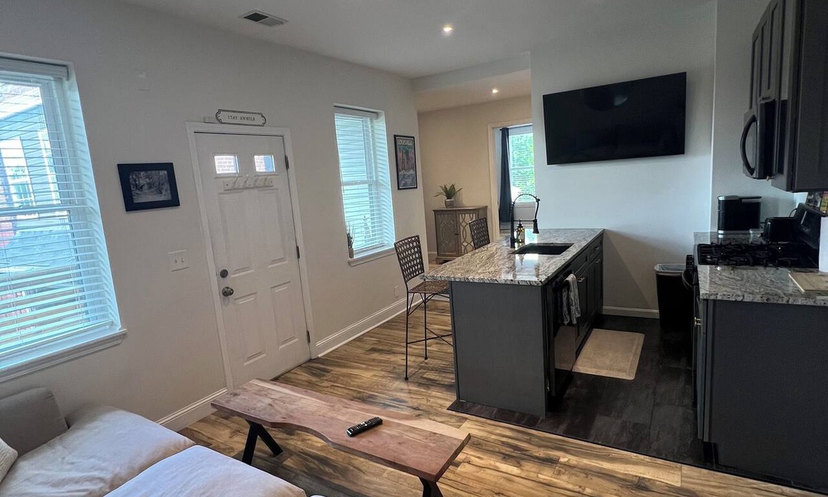 Butchertown Apartment | Huge Family Friendly 2-bedroom apartment WiFi, kitchen, AC/Heat, and sleeps 7
