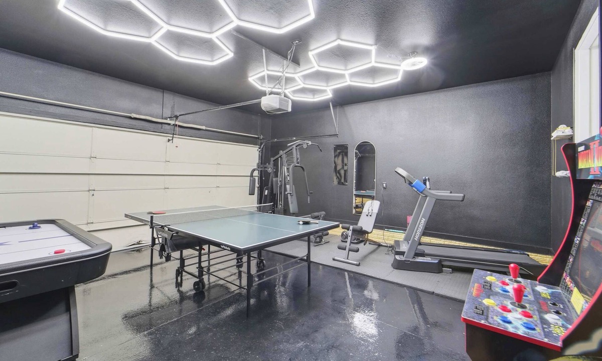 Ankeny House | Huge Home, Gym, Game Room, Spa, BBQ, Near I-35