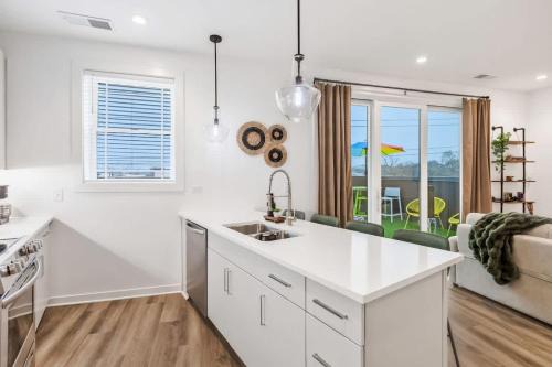 Hadley - Washington Apartment | Huge Private Patio with Games & Skyline Views
