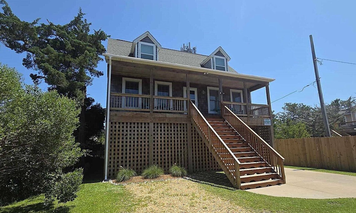 Ocracoke House | Hydeaway: Convenient to Restaurants, Shops and Silver Lake