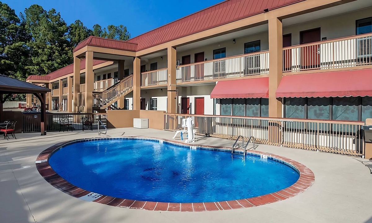 Tupelo Hotel | Ideal for Budget Travelers| Parking, Breakfast | 2.2 miles to Cadence Arena!