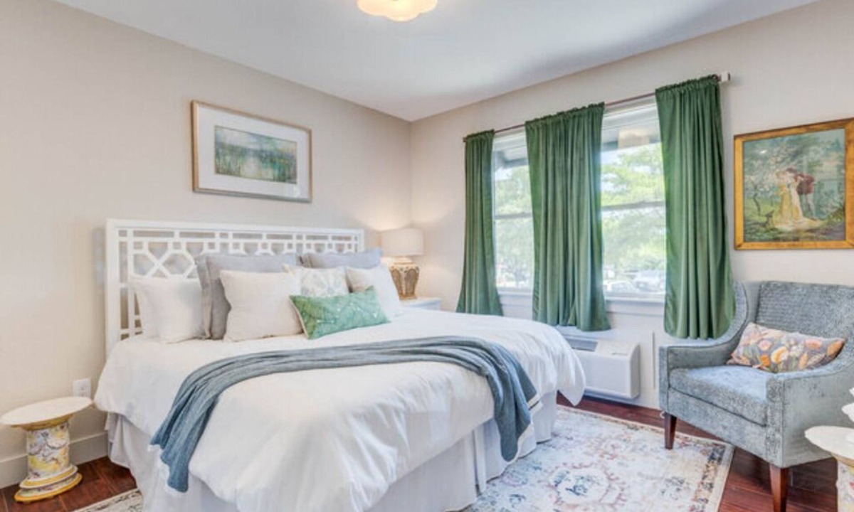 Historic Downtown Manteo Hotel | In The Garden - Room
