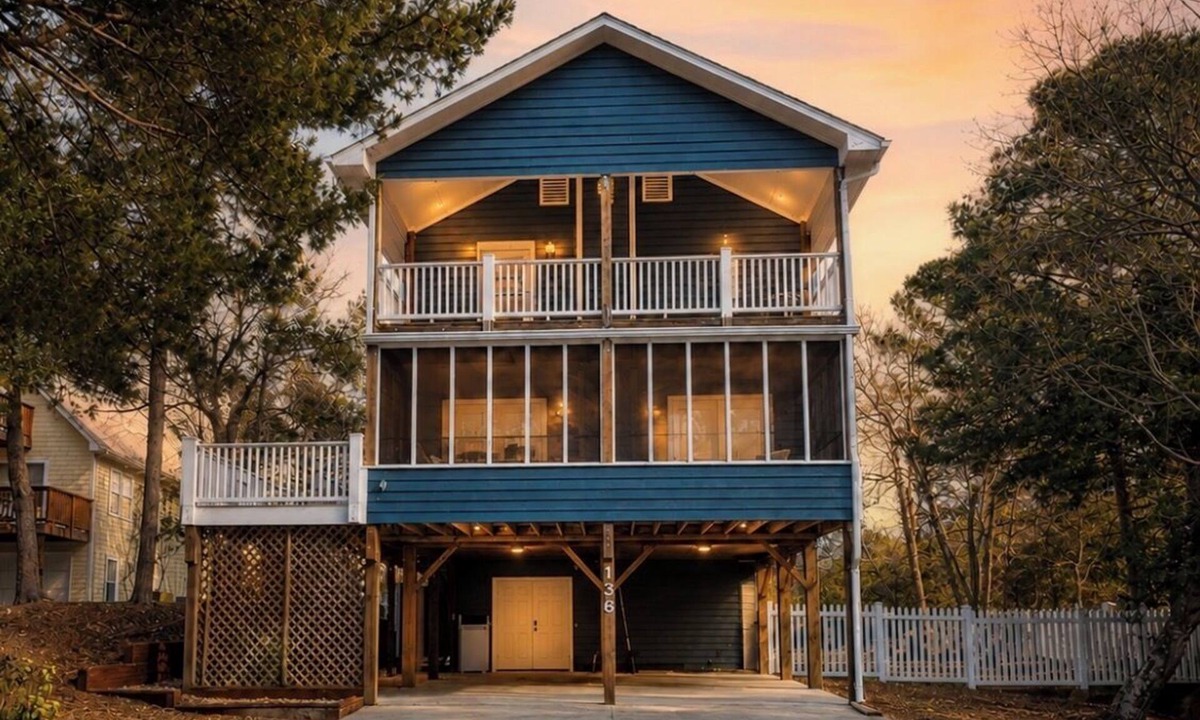Emerald Isle House | ISLE BE THERE ~5 min Walk to Beach, 4 Bedrooms, Golf Cart, 6 Bikes, Dog Friendly
