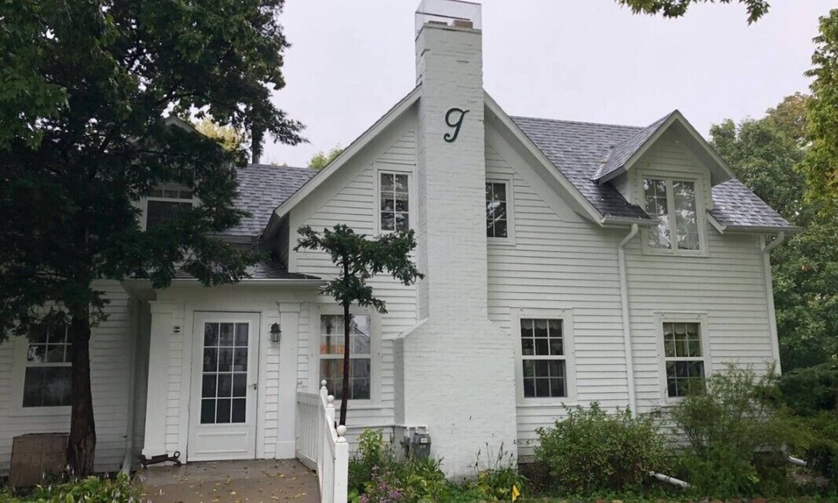 Coon Rapids House | Jane's Room in the Historic Garst Farmhouse at Whiterock Conservancy