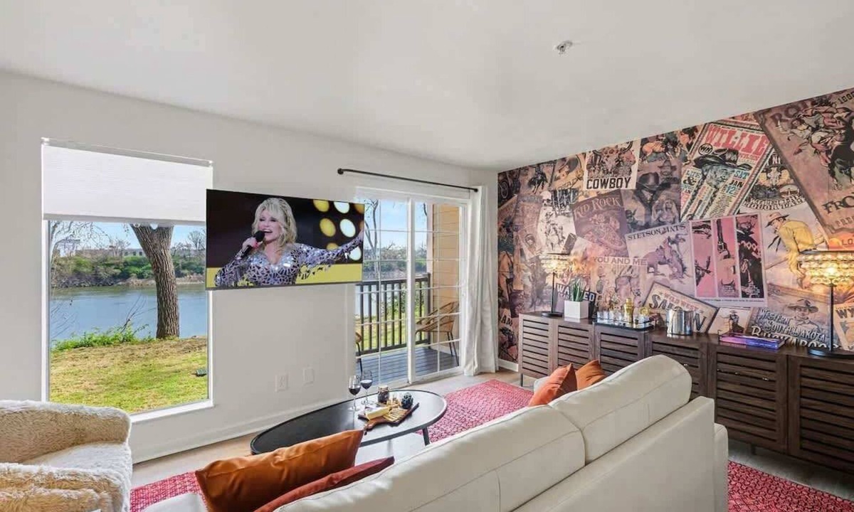 North Capitol House | Jolene’s Hideout-Communal Pool-Mins to Broadway