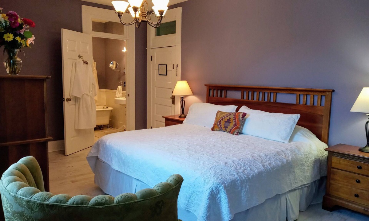 Cowan House | K. ensuite room in Historic Railroad Inn & town. Continental Breakfast.