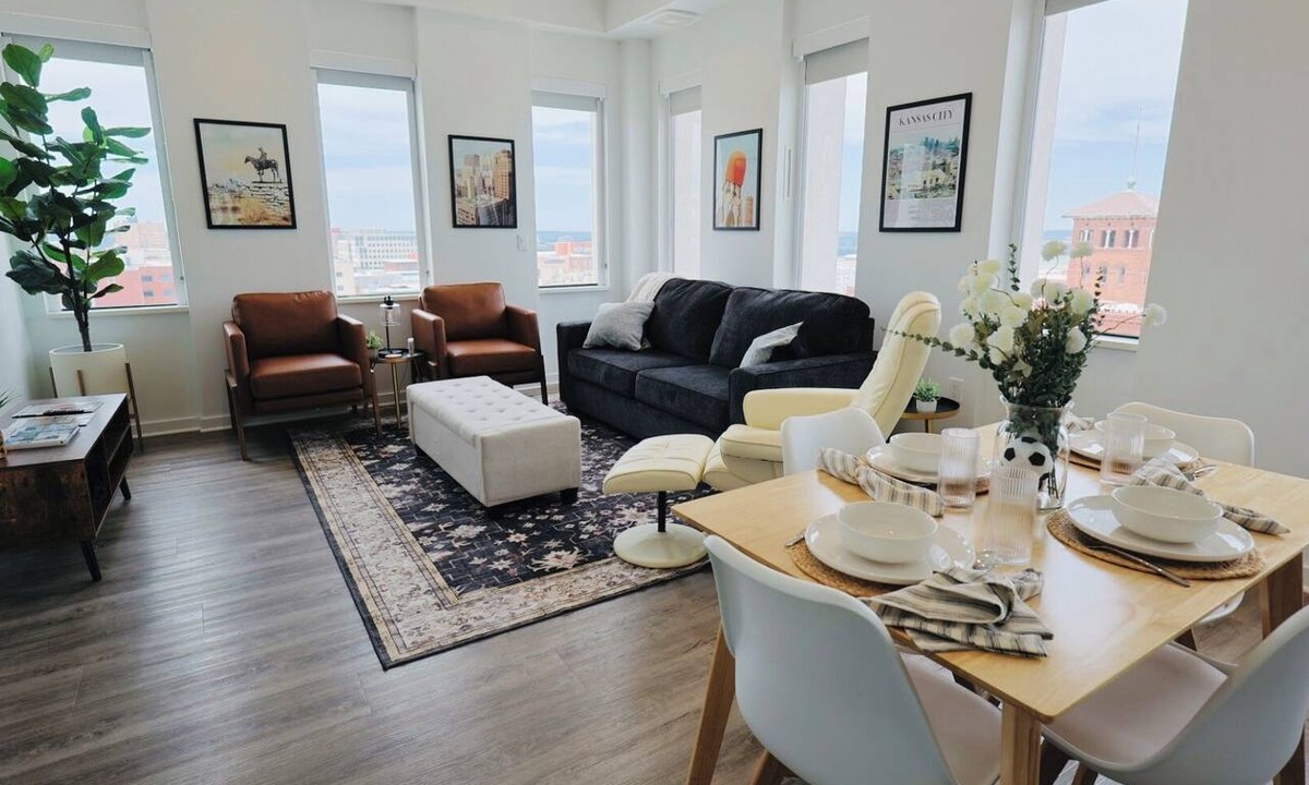 Downtown Kansas City Apartment | Kansas City King Lux Retreat - Massage Chair - Gym - Free Parking