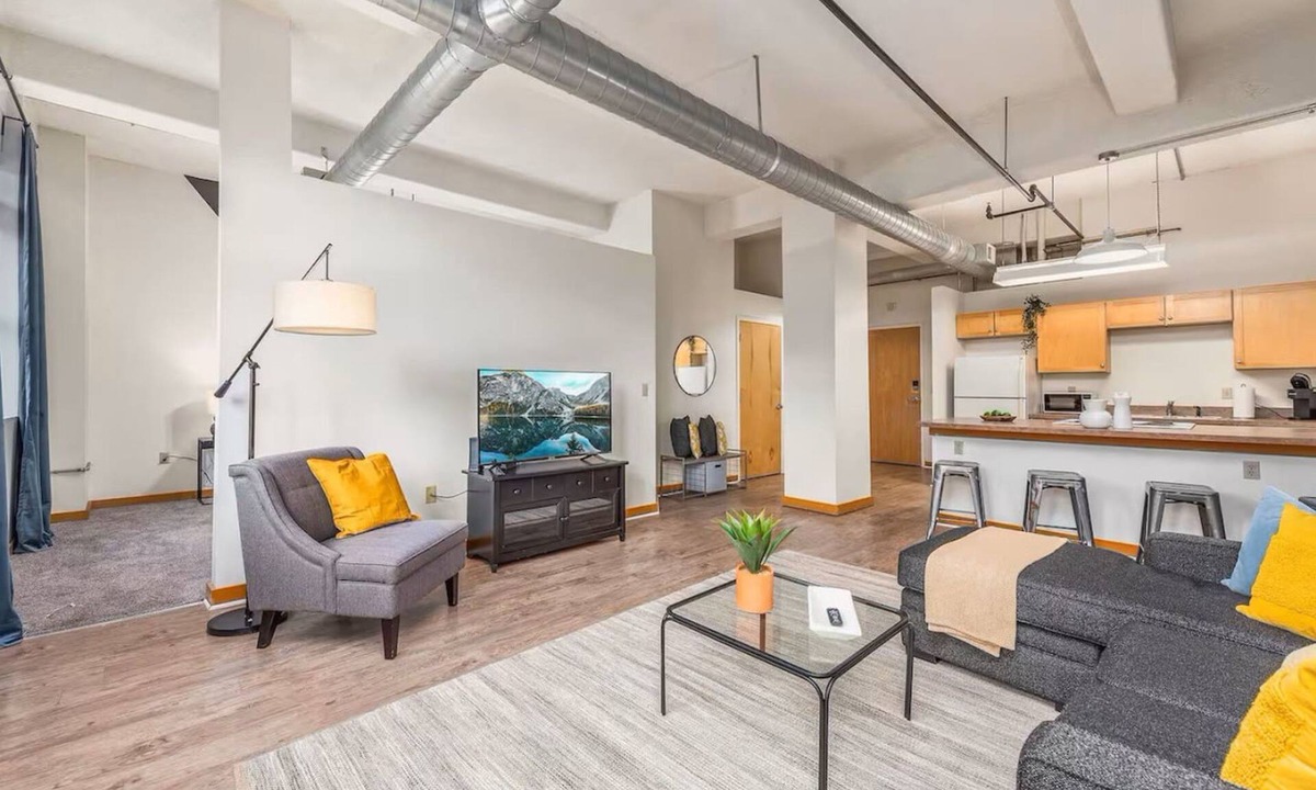Mission Apartment | King Bed Downtown KC Walkable KC Loft Parking