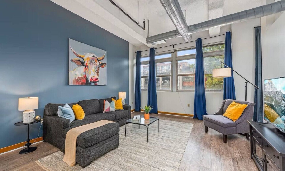 Mission Apartment | King Bed Downtown KC | Walkable KC Loft + Parking