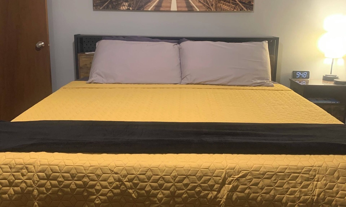 Farmington House | King Bed, game room minutes away from downtown, golf courses + BIG back yard