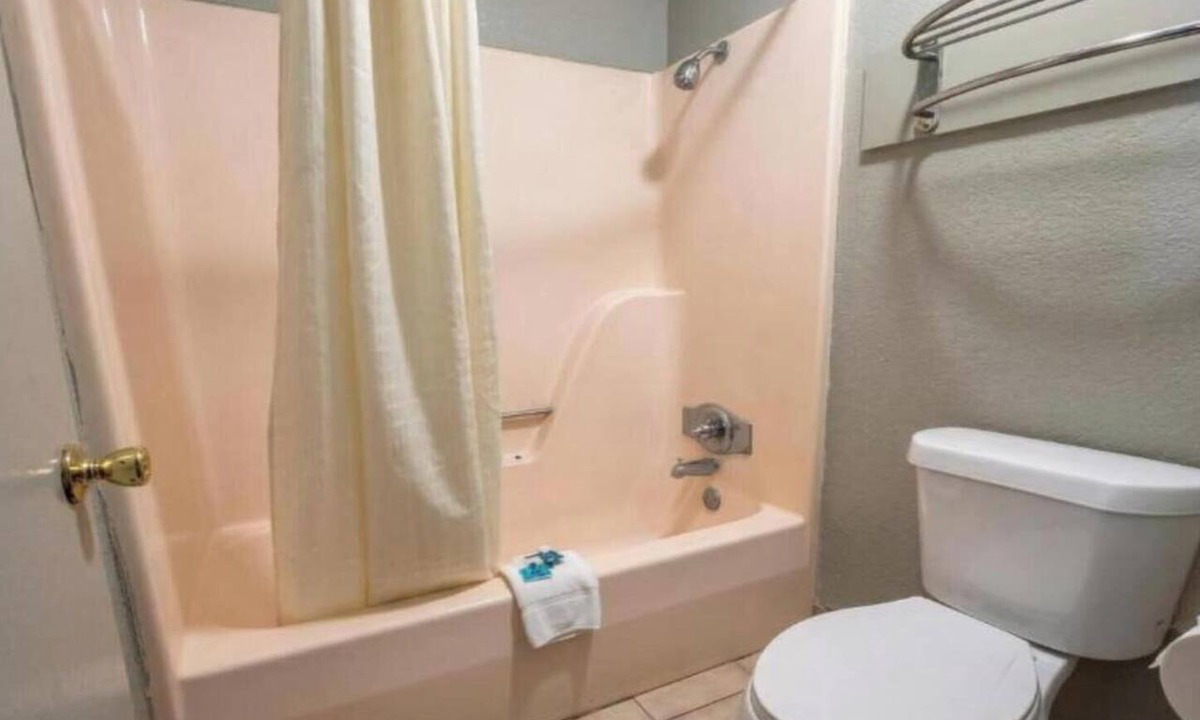 Forrest City Apartment | King Bed Non-Smoking
