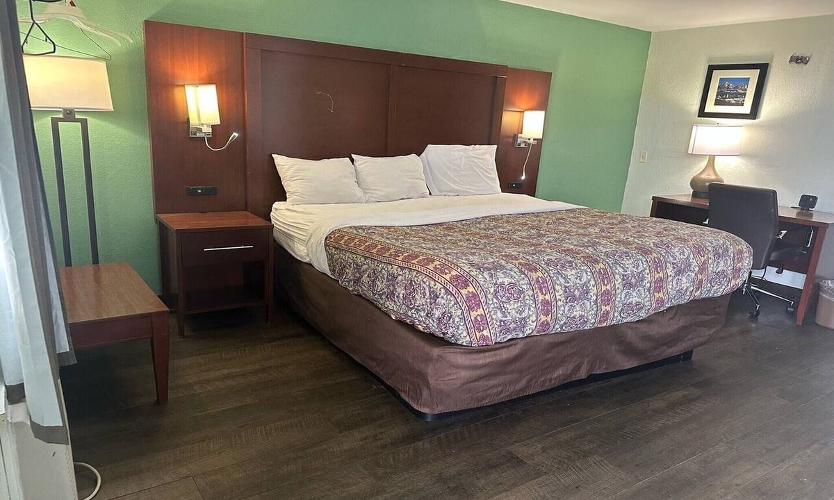 Aurora Apartment | King Bed|Non-Smoking