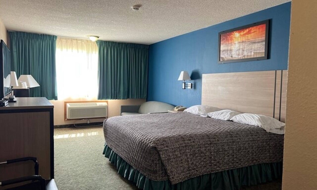 Marysville Hotel | King Bed + Sofa Bed with Free Parking | Walk to Historic Downtown & Museum