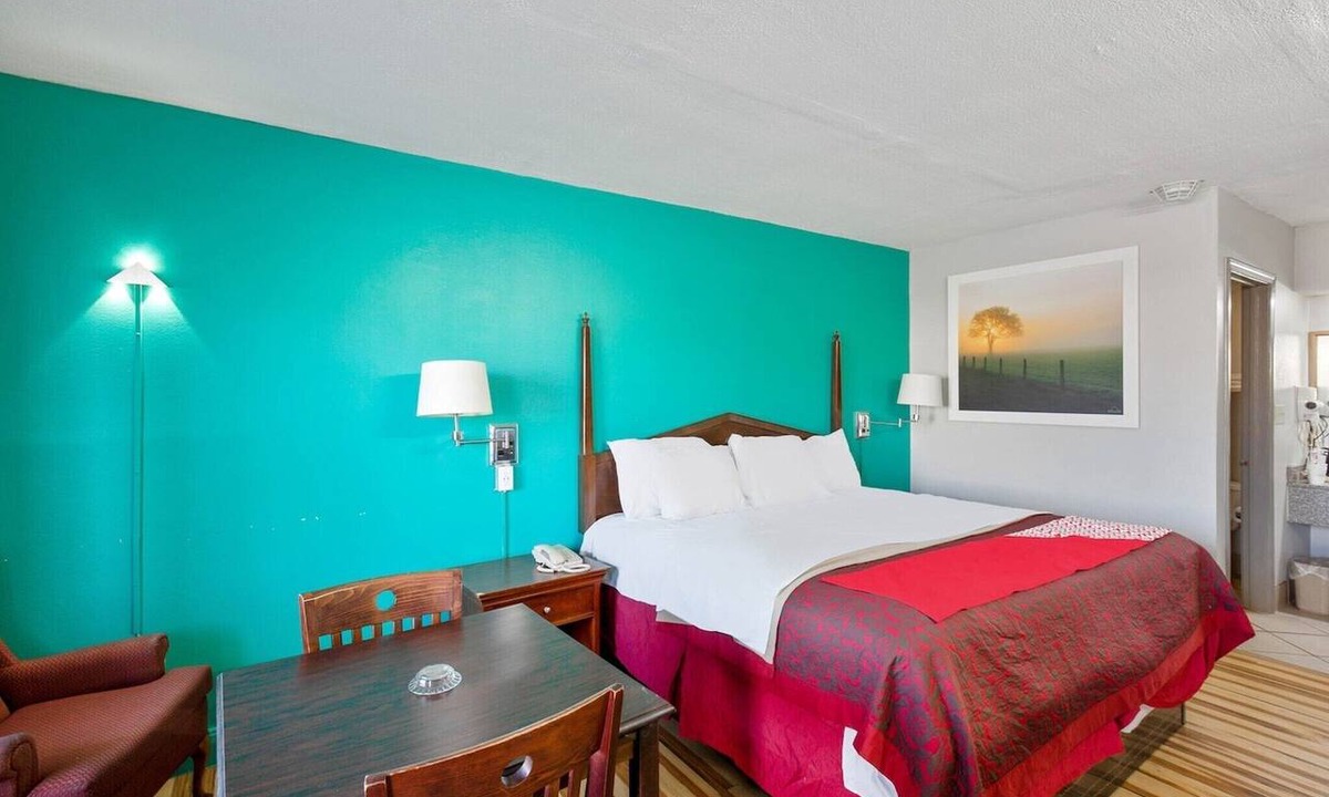 Columbia Apartment | King Bed with Jetted Tub