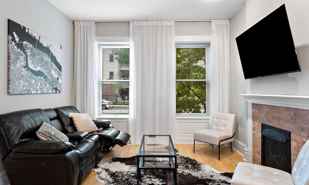 St. Louis Apartment | King Beds, Grove, Walkable to Forest Park, BJC, Pet friendly