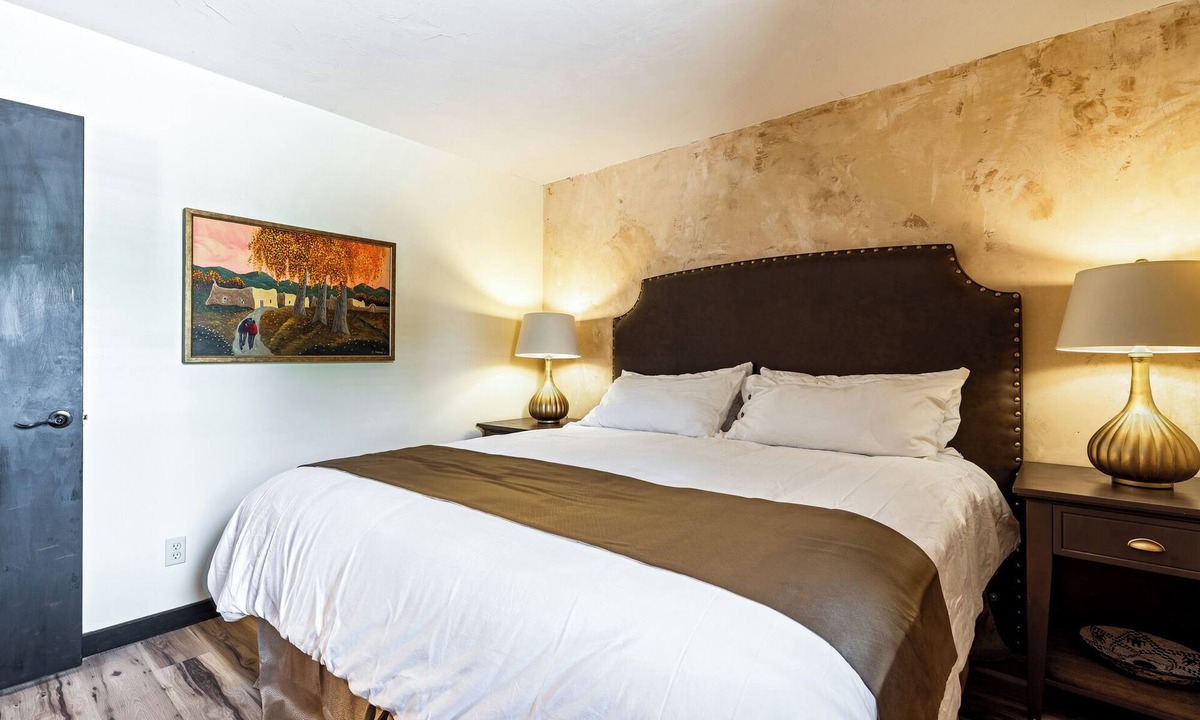 Taos House | King Suite, kitchenette, private fenced patio with shared laundry and sauna on site.