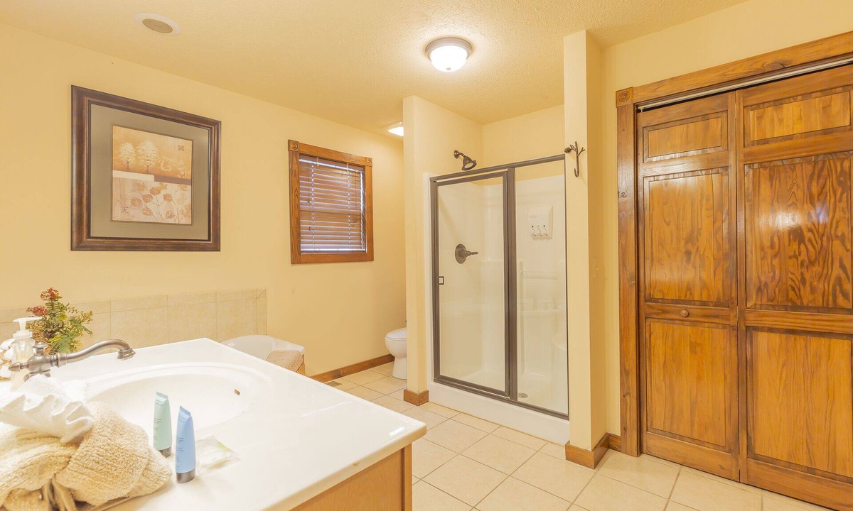 Reeds Spring Cabin | L130 3-Bedroom with Loft Lakeview Cabin