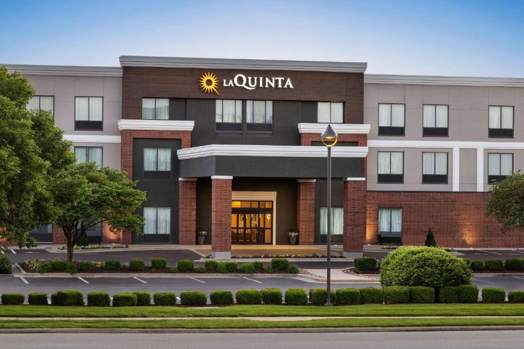 Springfield Hotel | La Quinta Inn & Suites by Wyndham Springfield Airport Rte 66