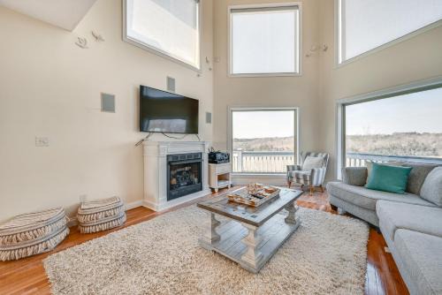 Bronston House | Lake Cumberland Home w/Hot Tub & Game Room