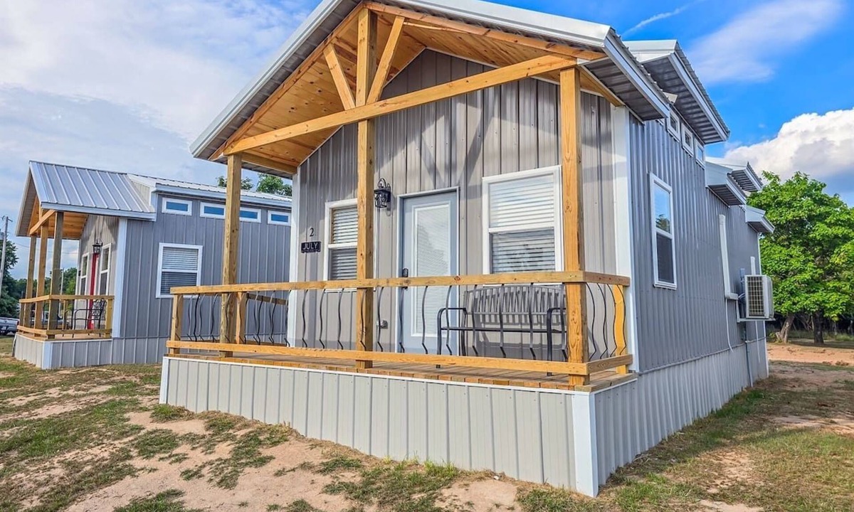 Checotah Cabin | Lakefront Bungalow at Belle Starr Marina