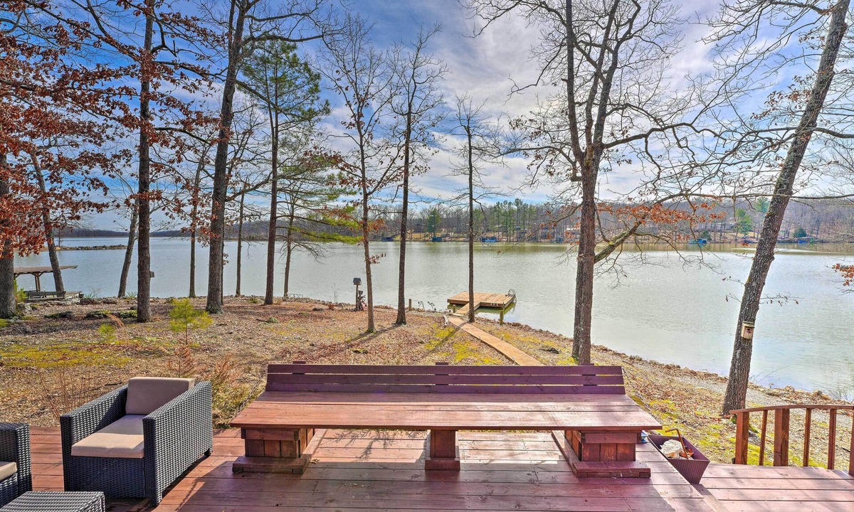 Myrtle House | Lakefront Vacation Rental w/Deck & 2 Docks!