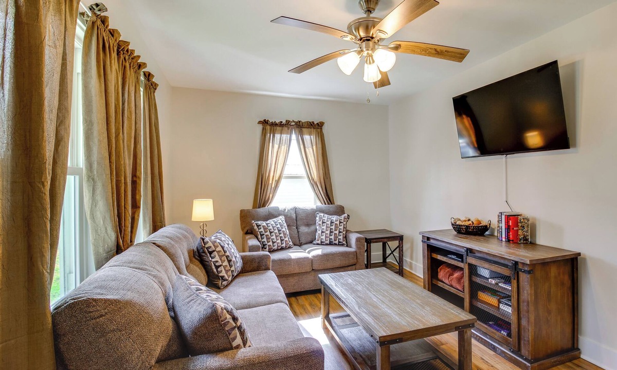 Tullahoma House | Lakes, Whiskey & More! Charming Home in Tullahoma