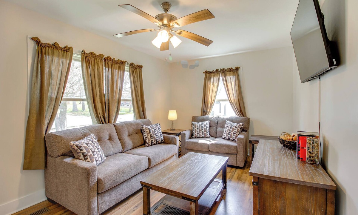 Tullahoma Cottage | Lakes, Whiskey & More! Charming Home in Tullahoma