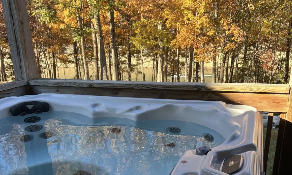Sloans Valley House | Lakeside Hideaway I updated lakefront w/hot tub, pools, pickleball, boat ramp