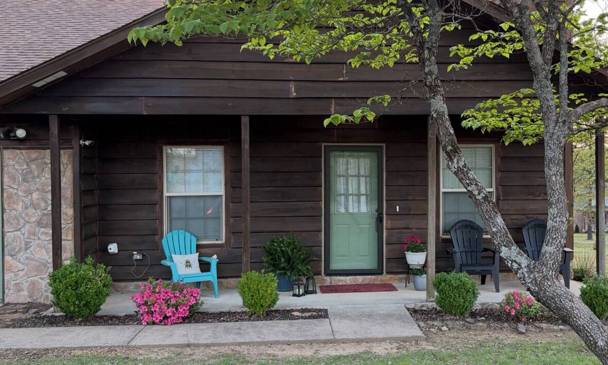 Quitman Cabin | LAKEVIEW! KING BEDS! Cove creek area within minutes to boat launch or swim!
