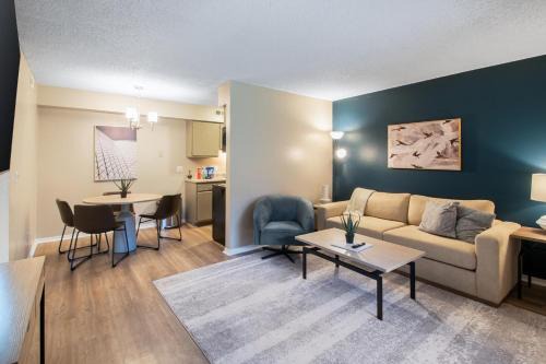 South Tulsa Apartment | Landing Beautiful 1BD Pool Gym