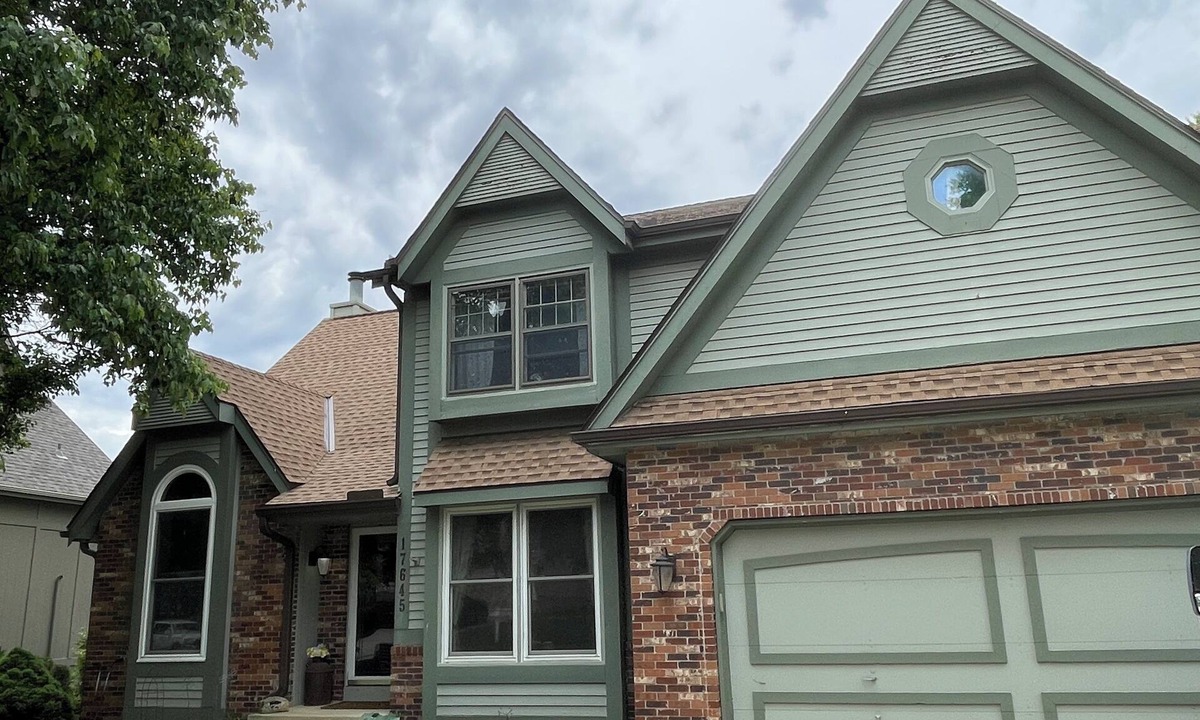 Olathe House | large 4 bedroom home, sleeps 10, big kitchen & living rm, great deck, large yard
